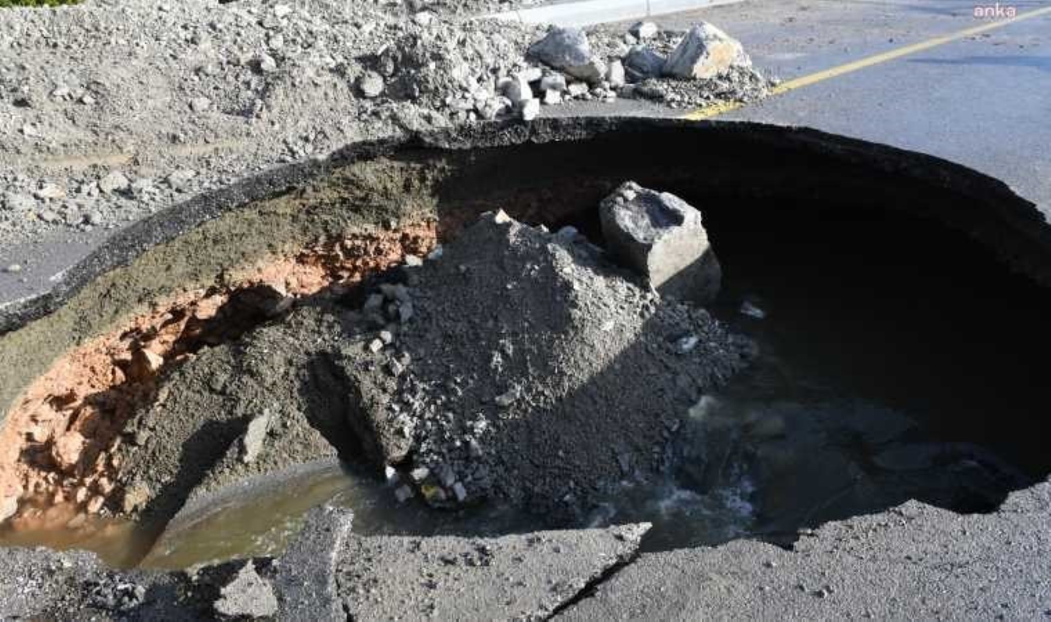 Edremit’te çöken yolun yapımı geçen yıl tamamlanmış