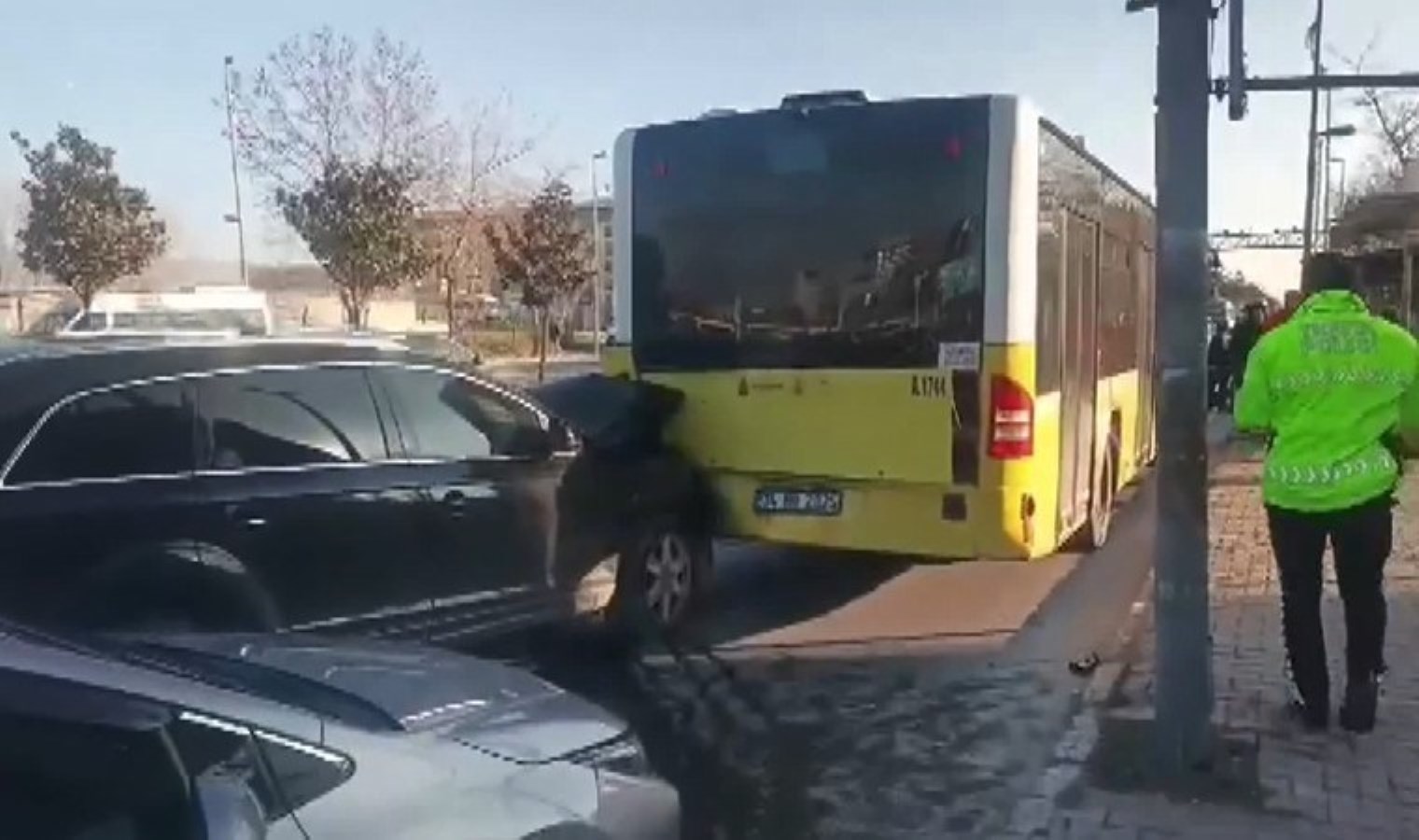 ‘Ehliyetsiz’ iddiası: Esenyurt’ta Yemen Konsolosluğu’na ait otomobil İETT otobüsüne çarptı