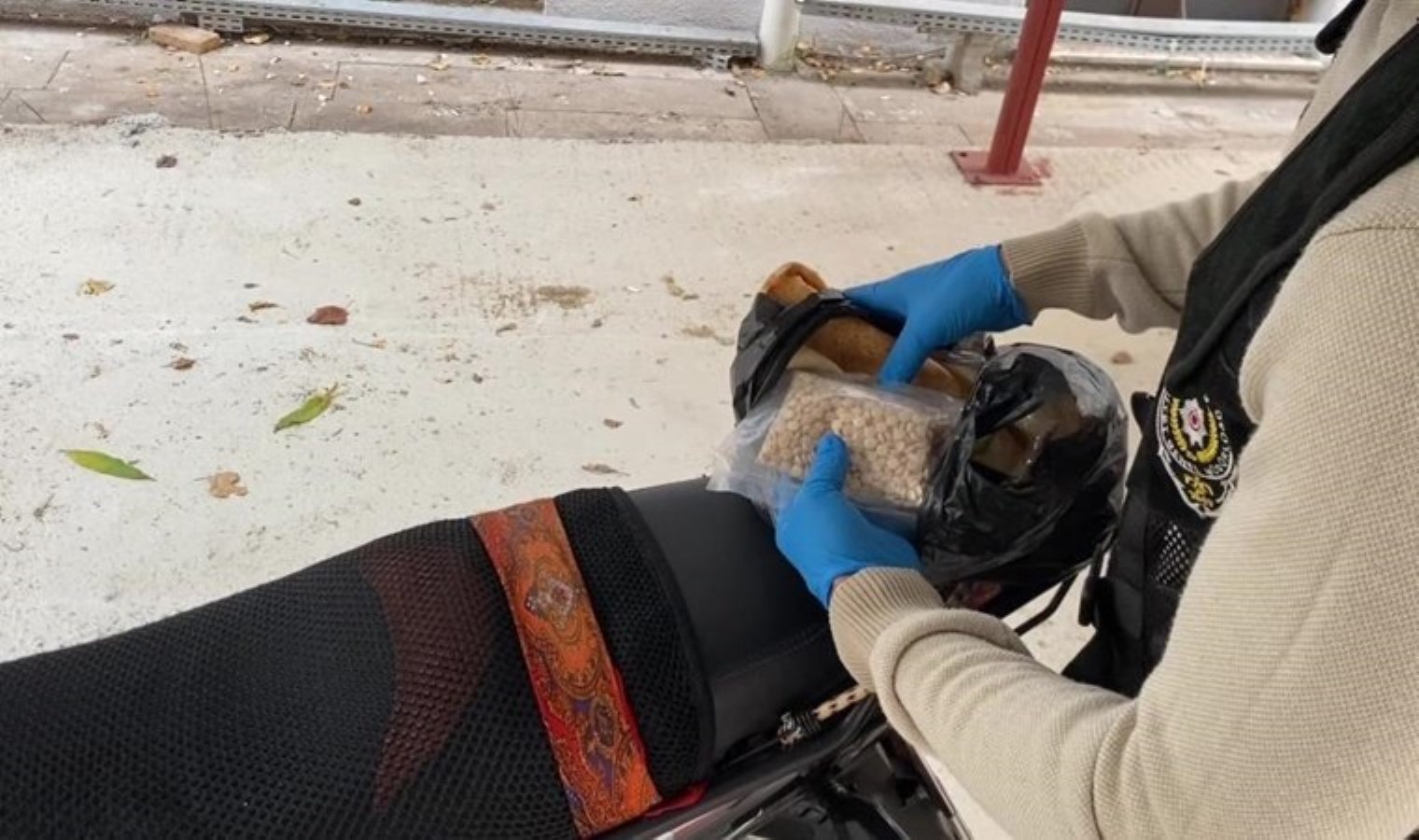 Ekmek arasında uyuşturucu yakalattı: ‘Ağrı kesici hap sanıyordum’ dedi