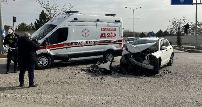 Elazığ’da ambulans ile otomobil çarpıştı: Yaralılar var!