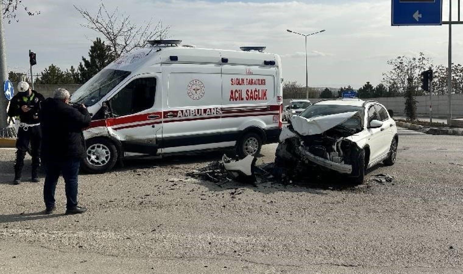 Elazığ’da ambulans ile otomobil çarpıştı: Yaralılar var!
