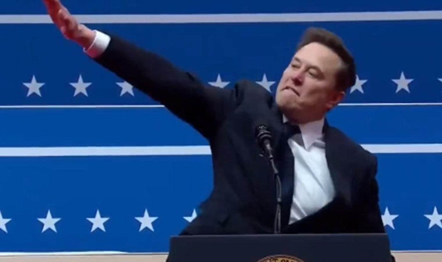 Elon Musk’ın, Nazi selamına benzetilen hareketi tartışma konusu oldu