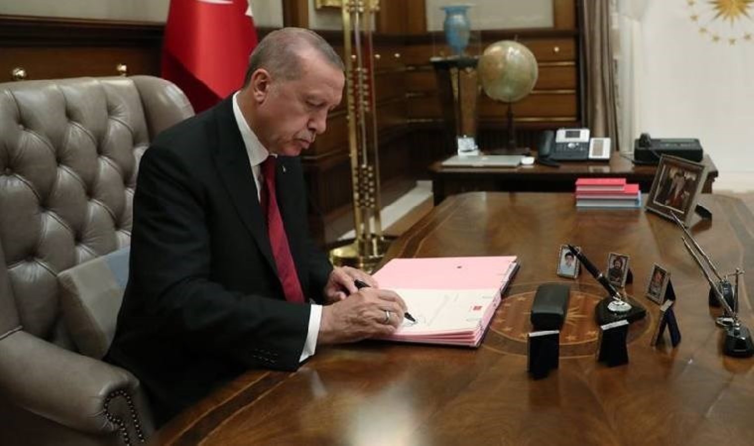 Erdoğan’ın kararı Resmi Gazete’de… Çok sayıda ismi görevden aldı!