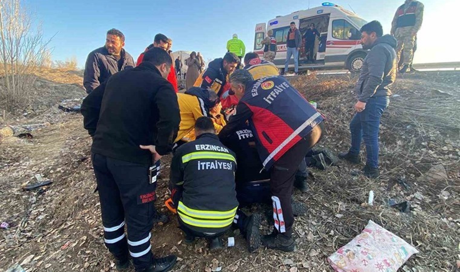 Erzincan-Erzurum karayolunda otomobil şarampole devrildi: Yaralılar var!