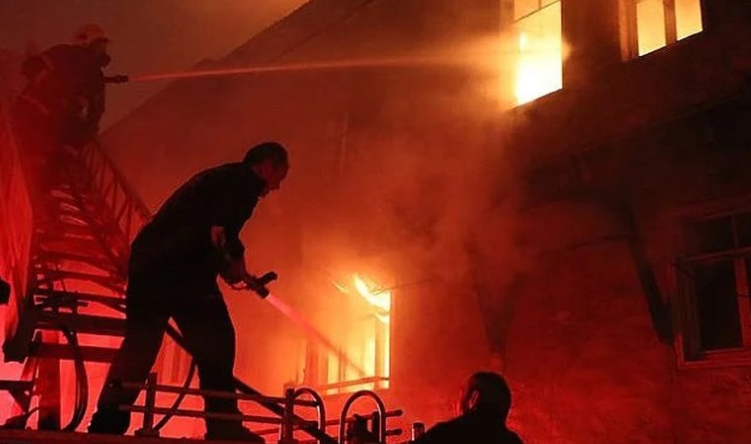 Erzurum’da evde patlama! ‘Gaz sıkışması’ iddiası: 2’si çocuk 4 yaralı