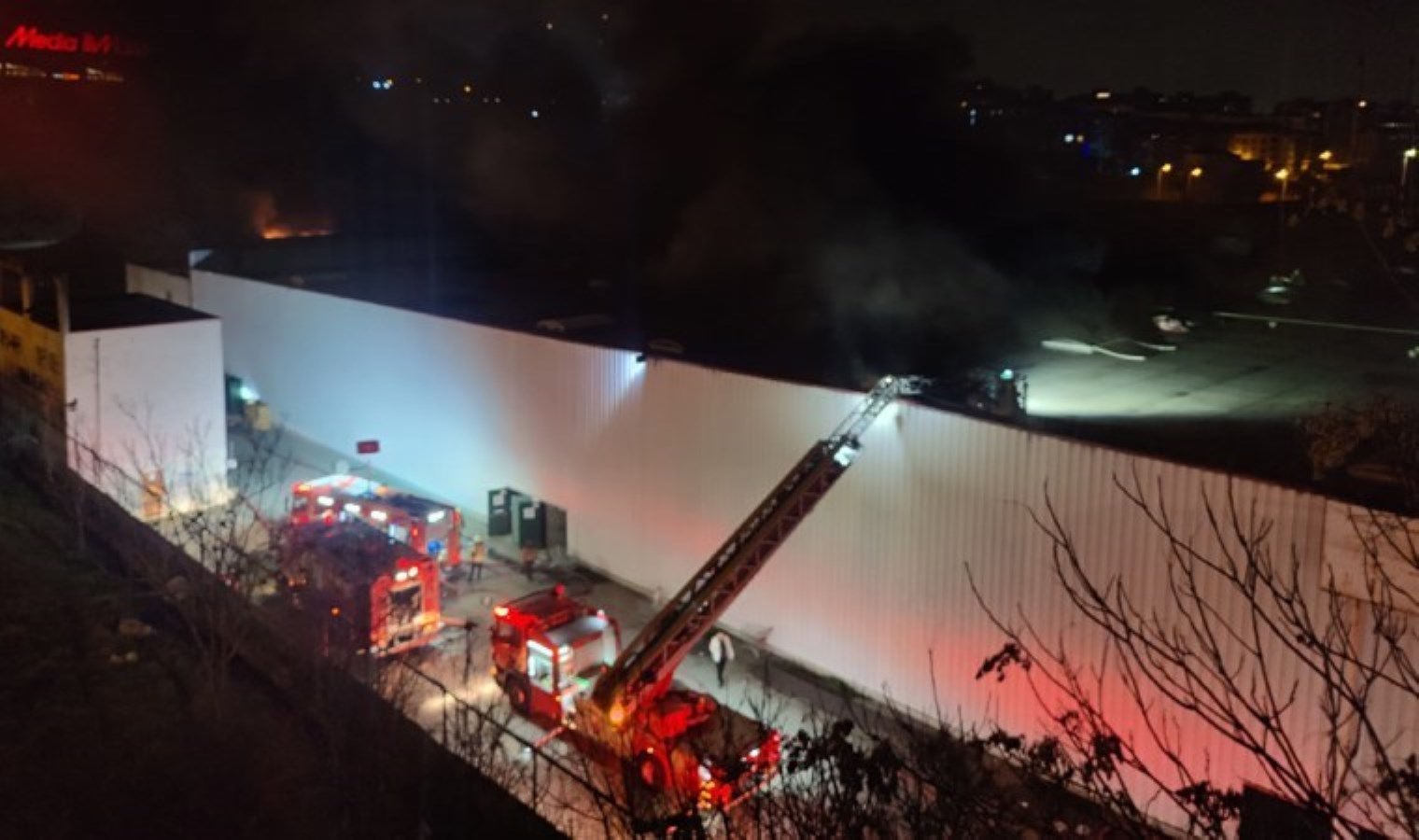 Esenyurt’ta AVM’nin deposunda yangın!