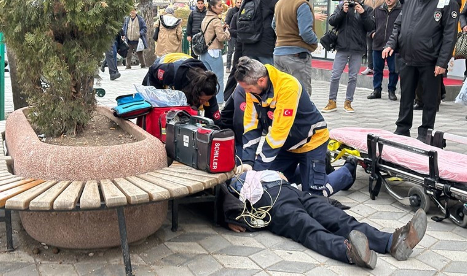 Eskişehir’de hareketli anlar: Yürürken kalp krizi geçirdi, kalp masajıyla hayata döndü