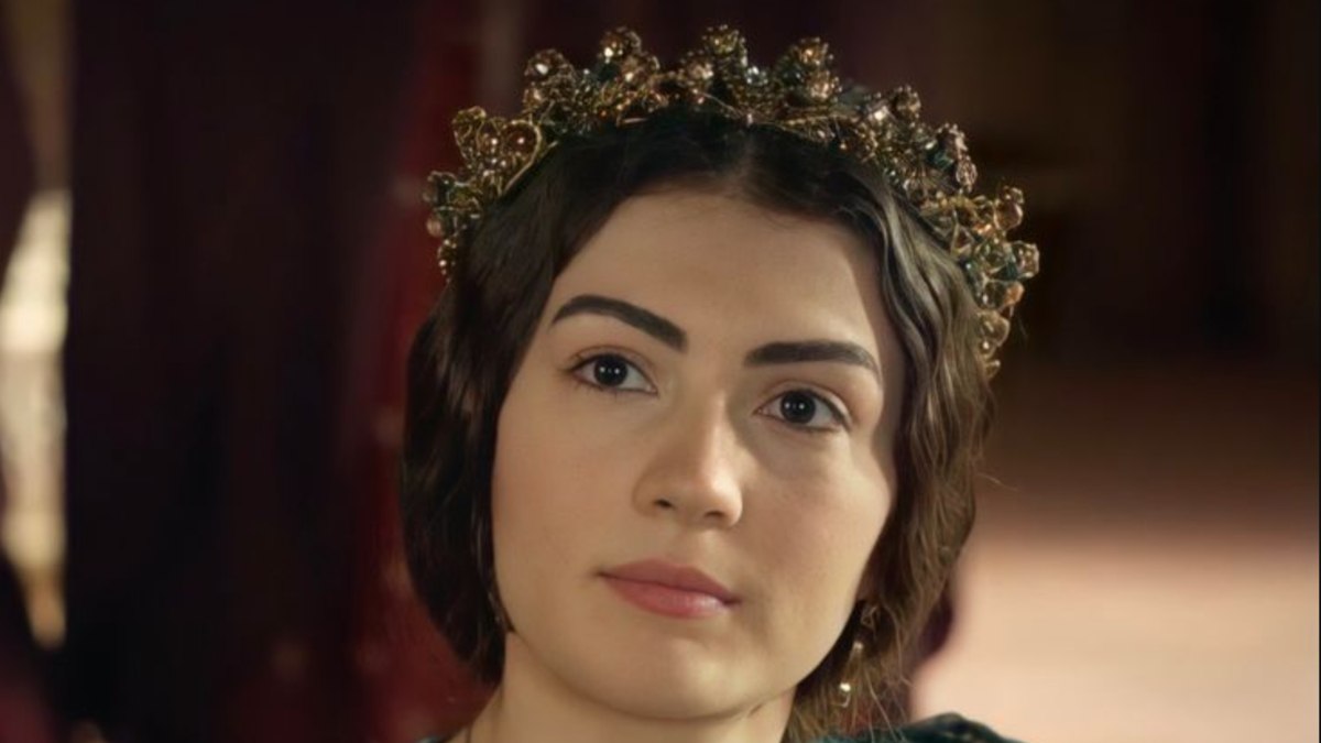 Estetikli güzellerden olduğu iddia ediliyordu! Burcu Özberk’ten açıklama geldi