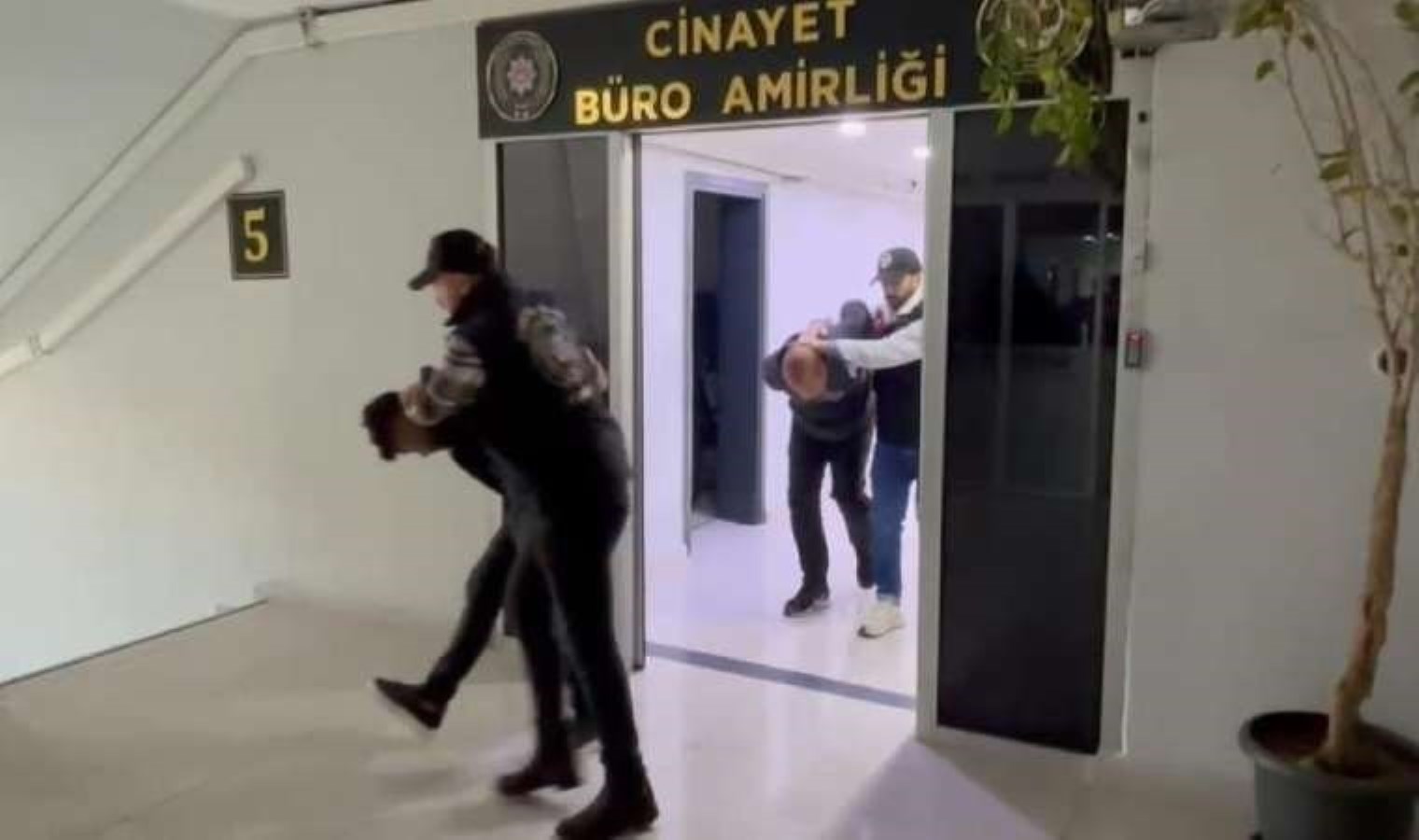 Evlenmelerine izin çıkmadı, 17 yaşındaki kızı ve annesini tüfekle vurdu