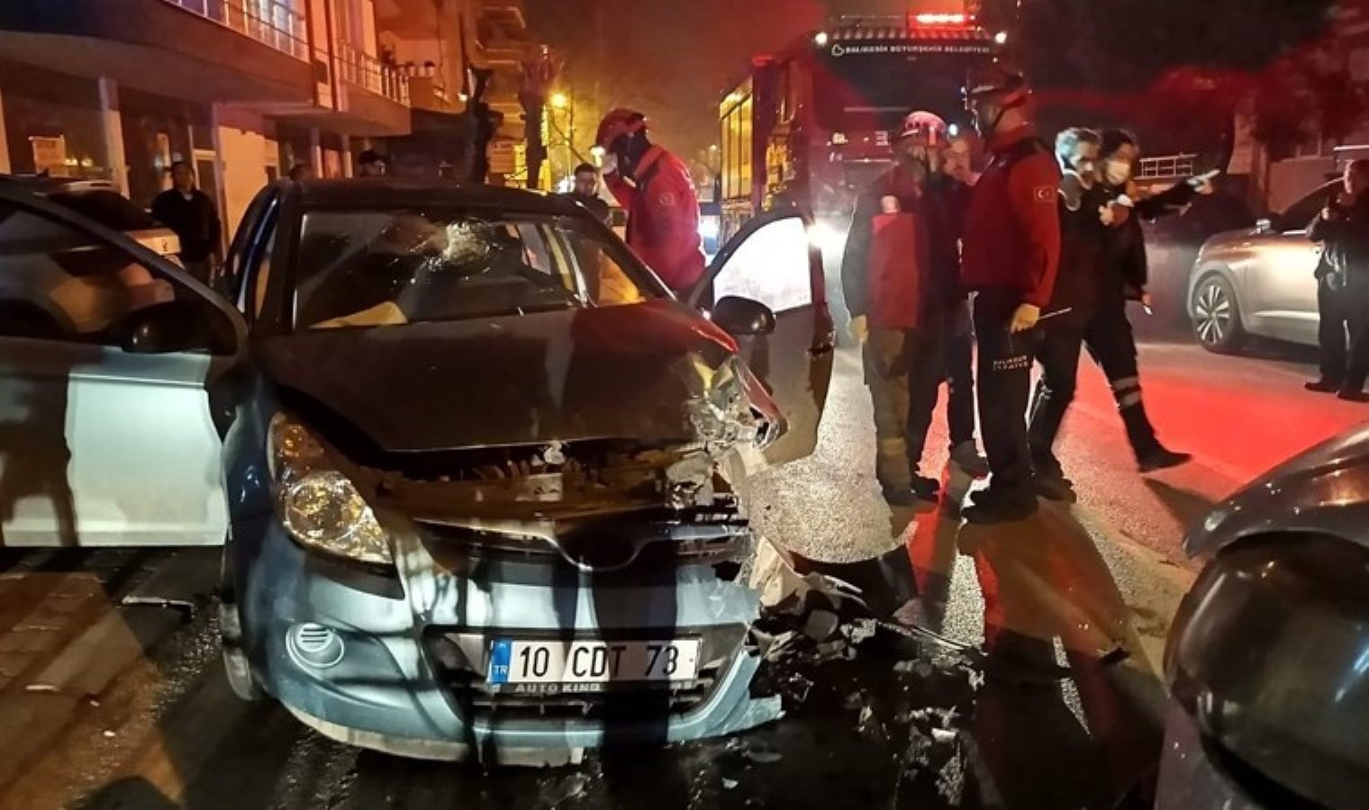 Faciadan dönüldü: Balıkesir’de dolmuş taksi ile otomobil kafa kaya çarpıştı!