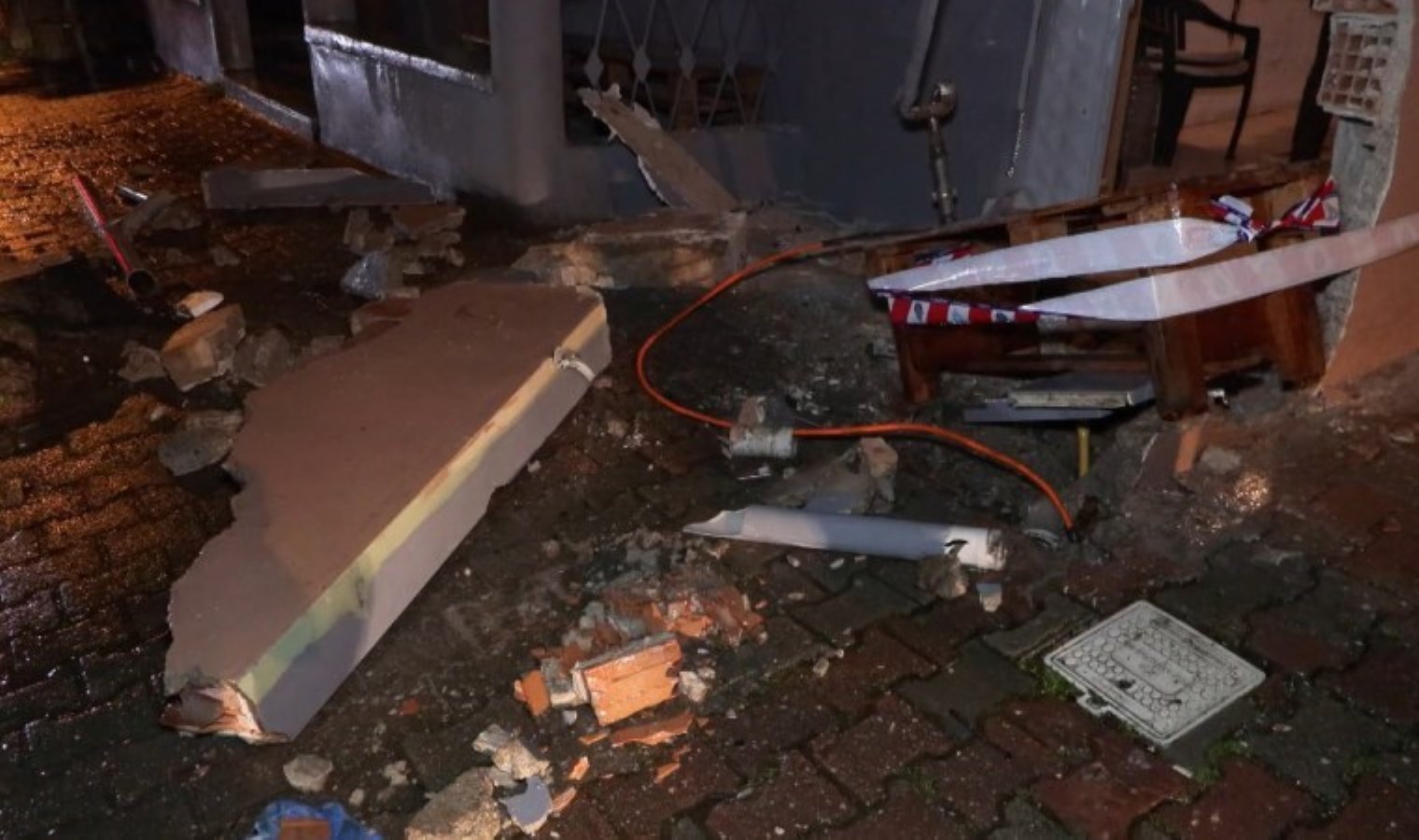 Faciadan dönüldü: İstanbul’da otomobilin çarptığı doğalgaz kutusunda sızıntı oluştu