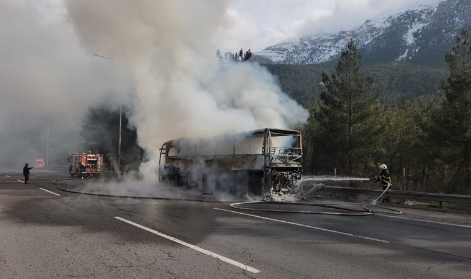Faciadan dönüldü&#8230; Seyir halindeki otobüs alev alev yandı!