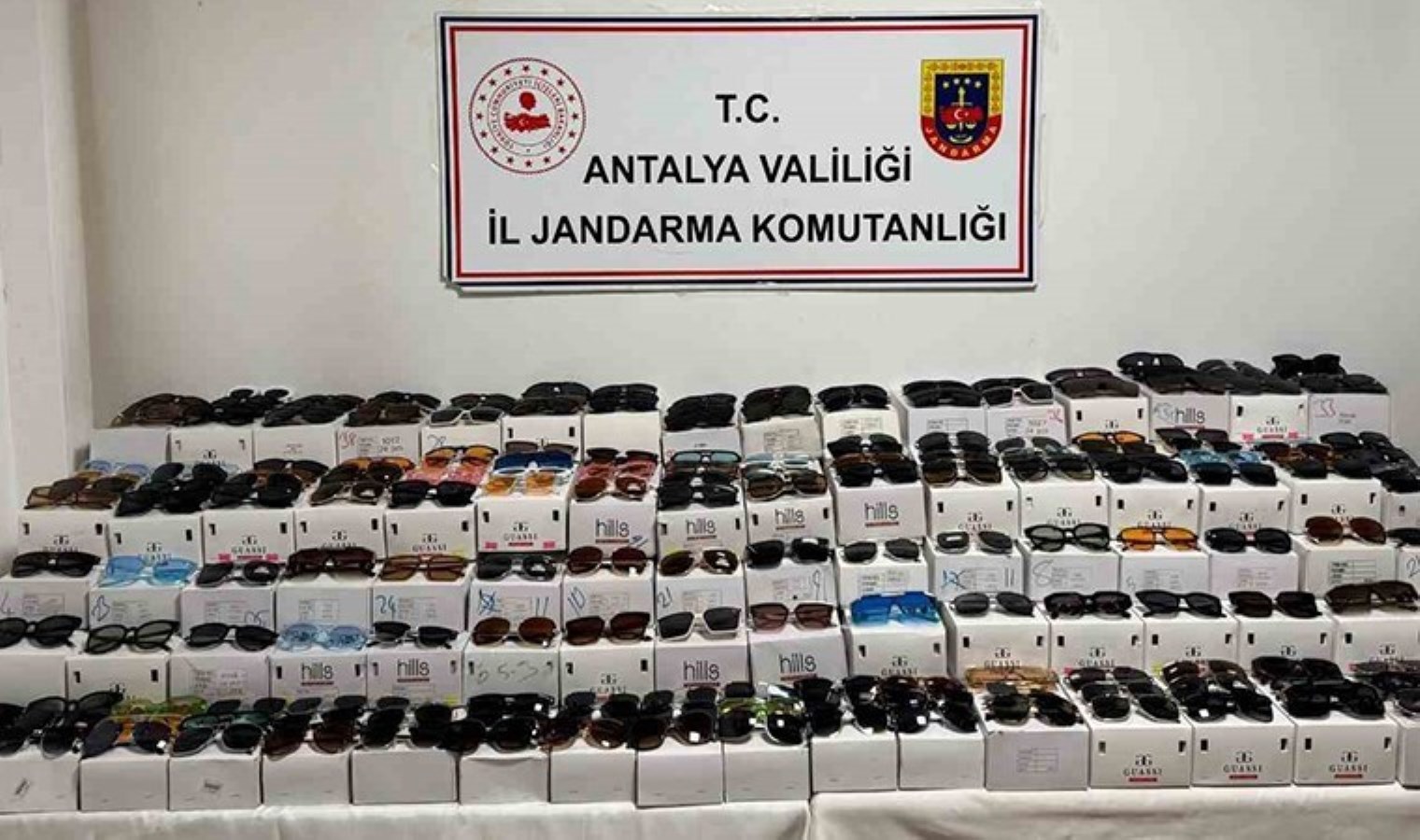 Farklı markalara ait tam 5 bin adet… Antalya’da ‘kaçak güneş gözlüğü’ operasyonu