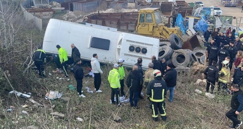 Feci kaza… İşçi servisi ile TIR çarpıştı: Yaralılar var!