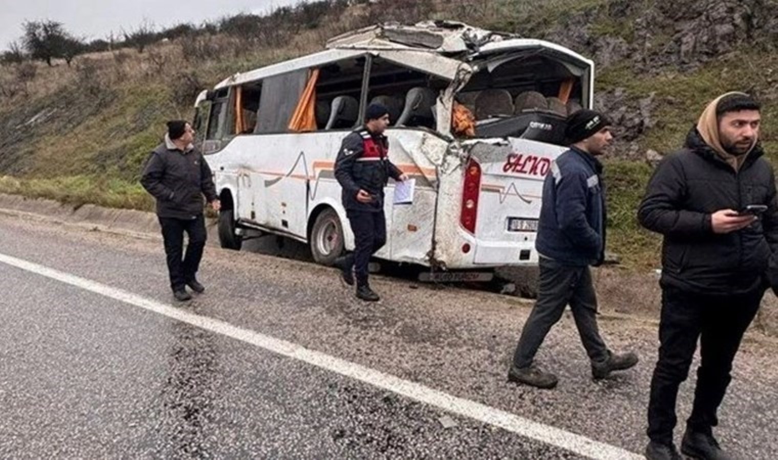 Feci kaza… İşçileri taşıyan servis aracı devrildi: 4’ü ağır 26 yaralı