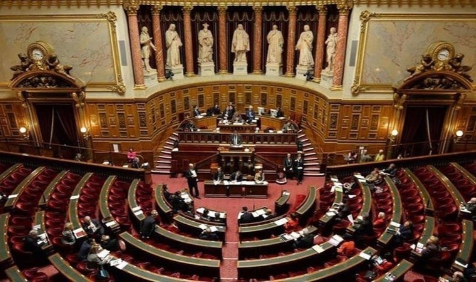 Fransa’da tartışmalı bütçe tasarısı kabul edildi