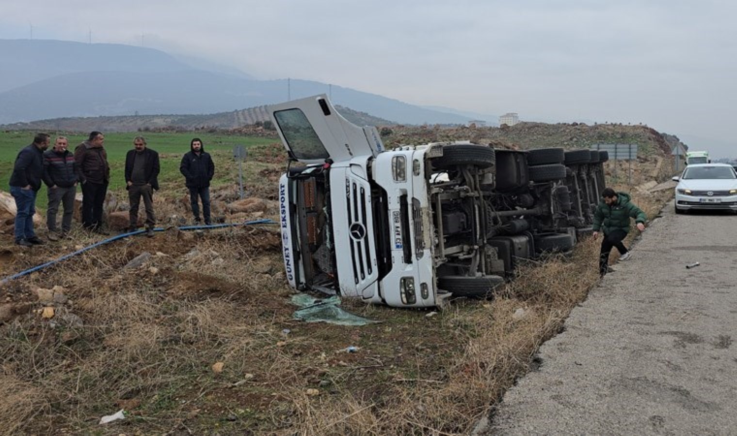 Gaziantep’te yağ dolu tanker kontrolden çıkıp yan yattı