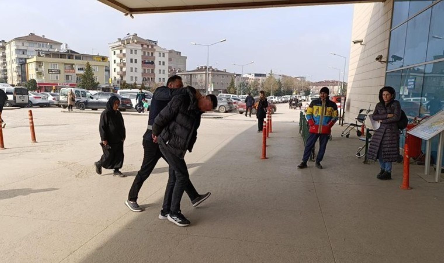 Genci rehin alıp annesinden para istediler: Yakalanıp, serbest bırakıldılar!