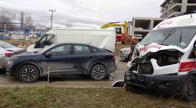 ‘Gizli buzlanma’ kaza getirdi! Kastamonu’da 7 araç birbirine girdi: 1 yaralı