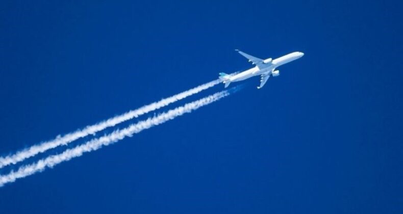 Gökyüzündeki izlerin ardındaki sır: Chemtrails teorisi