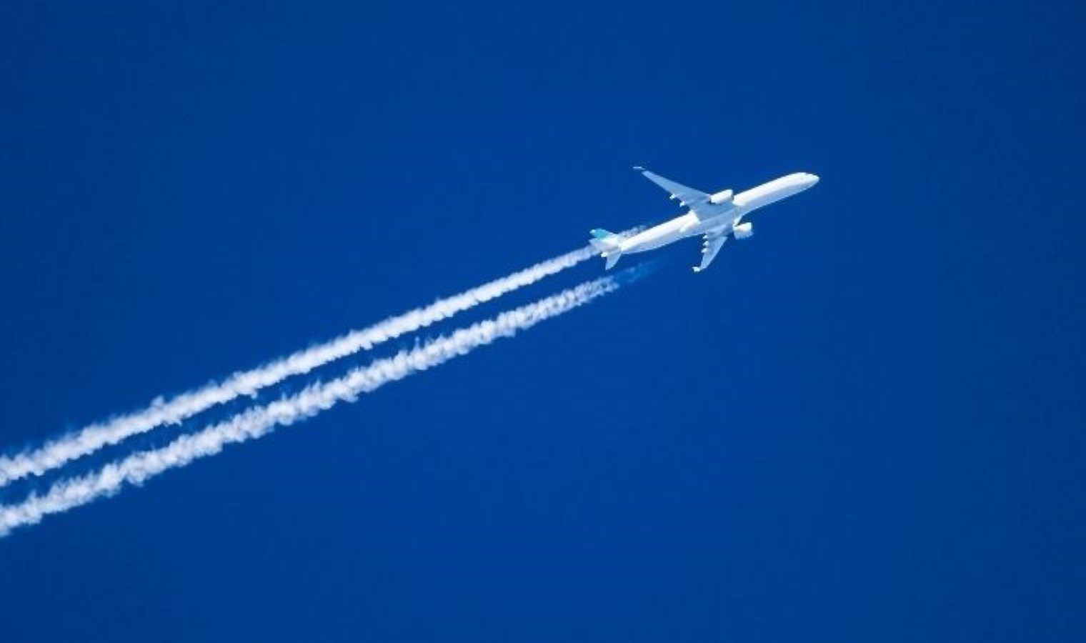 Gökyüzündeki izlerin ardındaki sır: Chemtrails teorisi