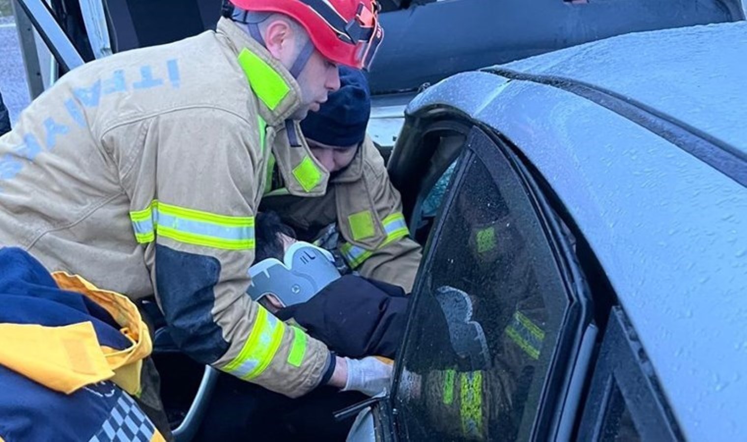 Gönen’de ortalık savaş alanına döndü! Kamyonetle otomobil kafa kafaya çarpıştı: 1 ölü 1 yaralı