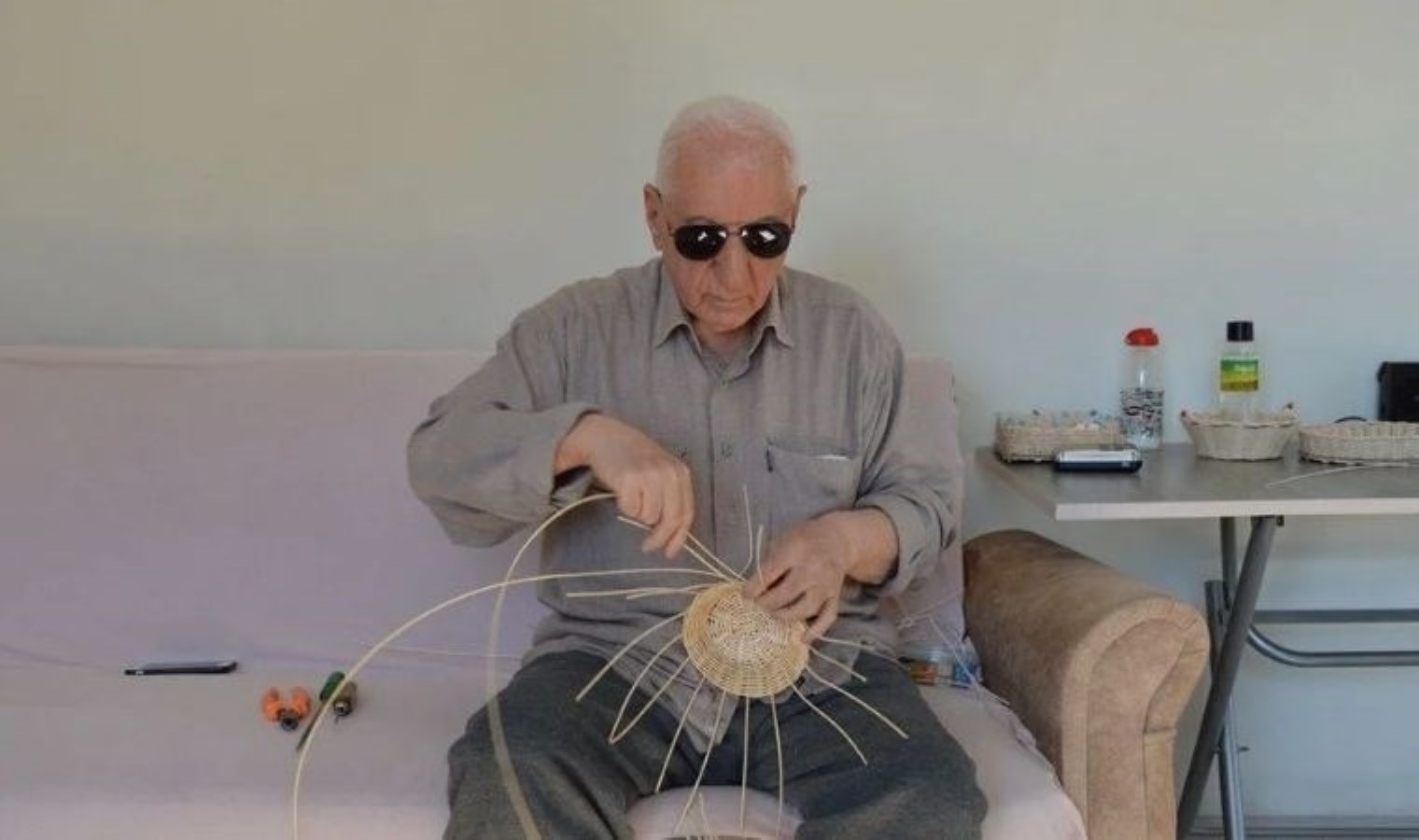 Görme engelli ustanın 49 yıllık el emeği: Malzemeler Singapur’dan geliyor