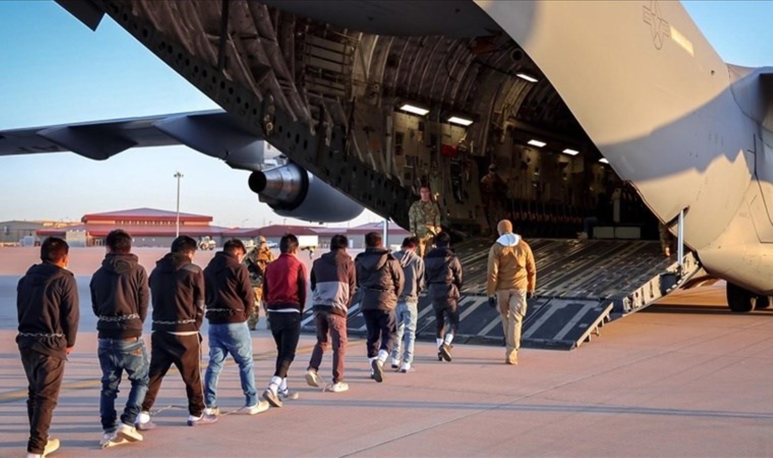 Guantanamo’ya düzensiz göçmenler gönderilmeye başlandı