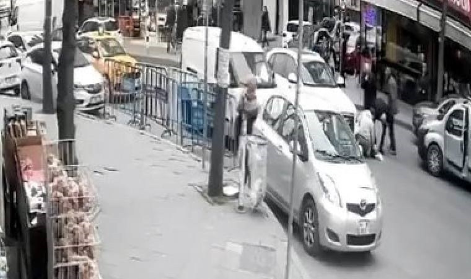 Güvenlik kamerasına yansıdı… Yolun karşısına geçmeye çalışan yaşlı kadına çarpıp kaçtı!