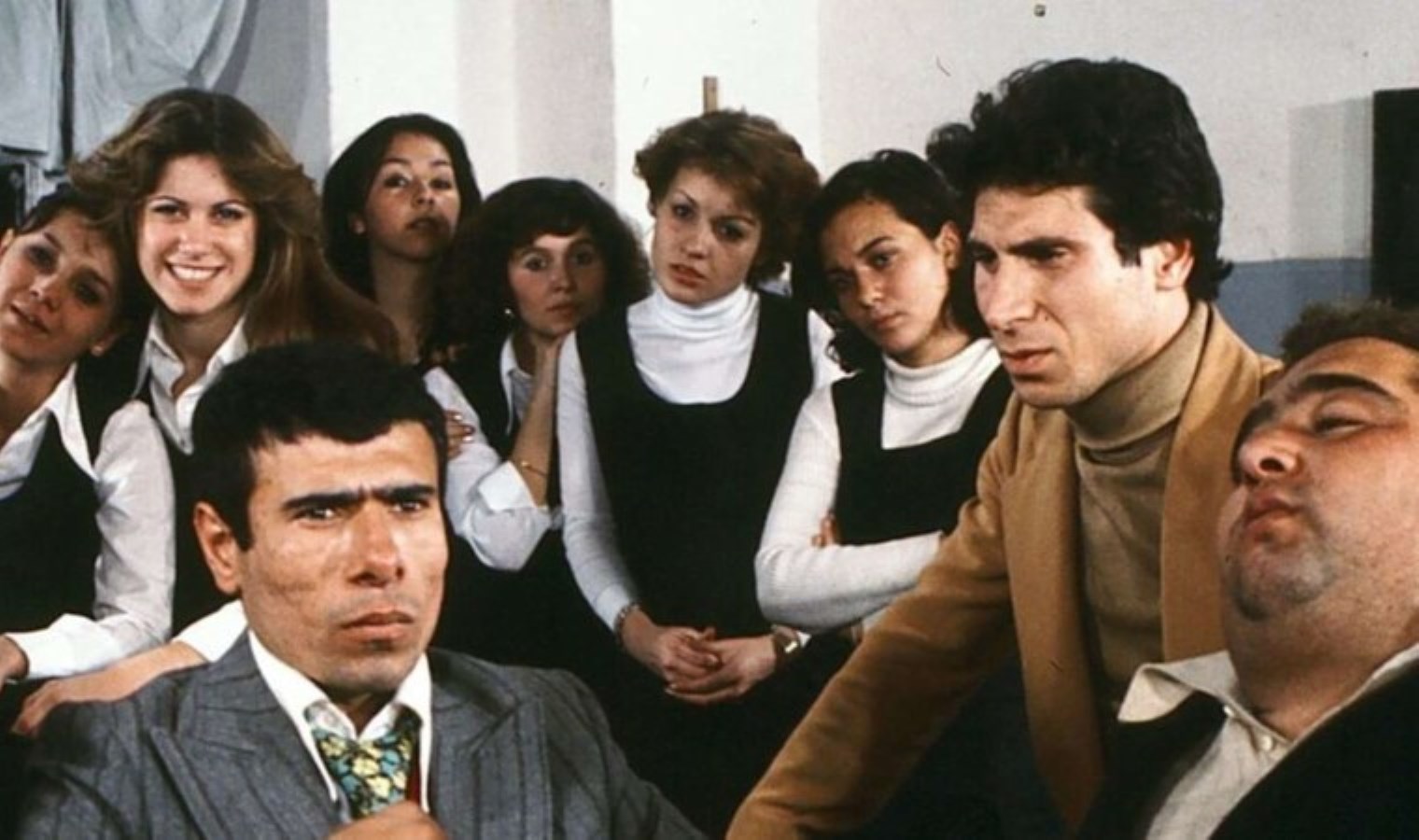 Hababam Sınıfı Dokuz Doğuruyor filminin konusu ne? Hababam Sınıfı Dokuz Doğuruyor filminin oyuncuları kim?