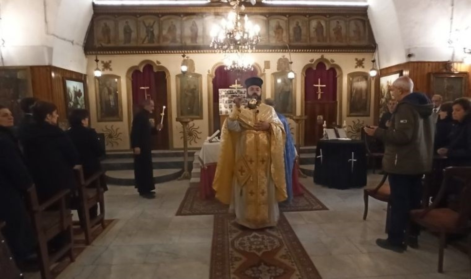 Hatay’da depremde hayatını kaybedenler için kilisede ayin