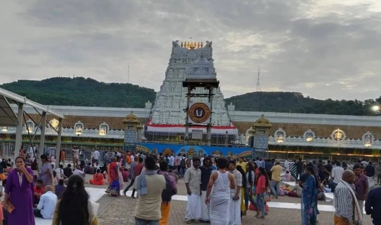 Hintliler vize için tapınaklara akın etti