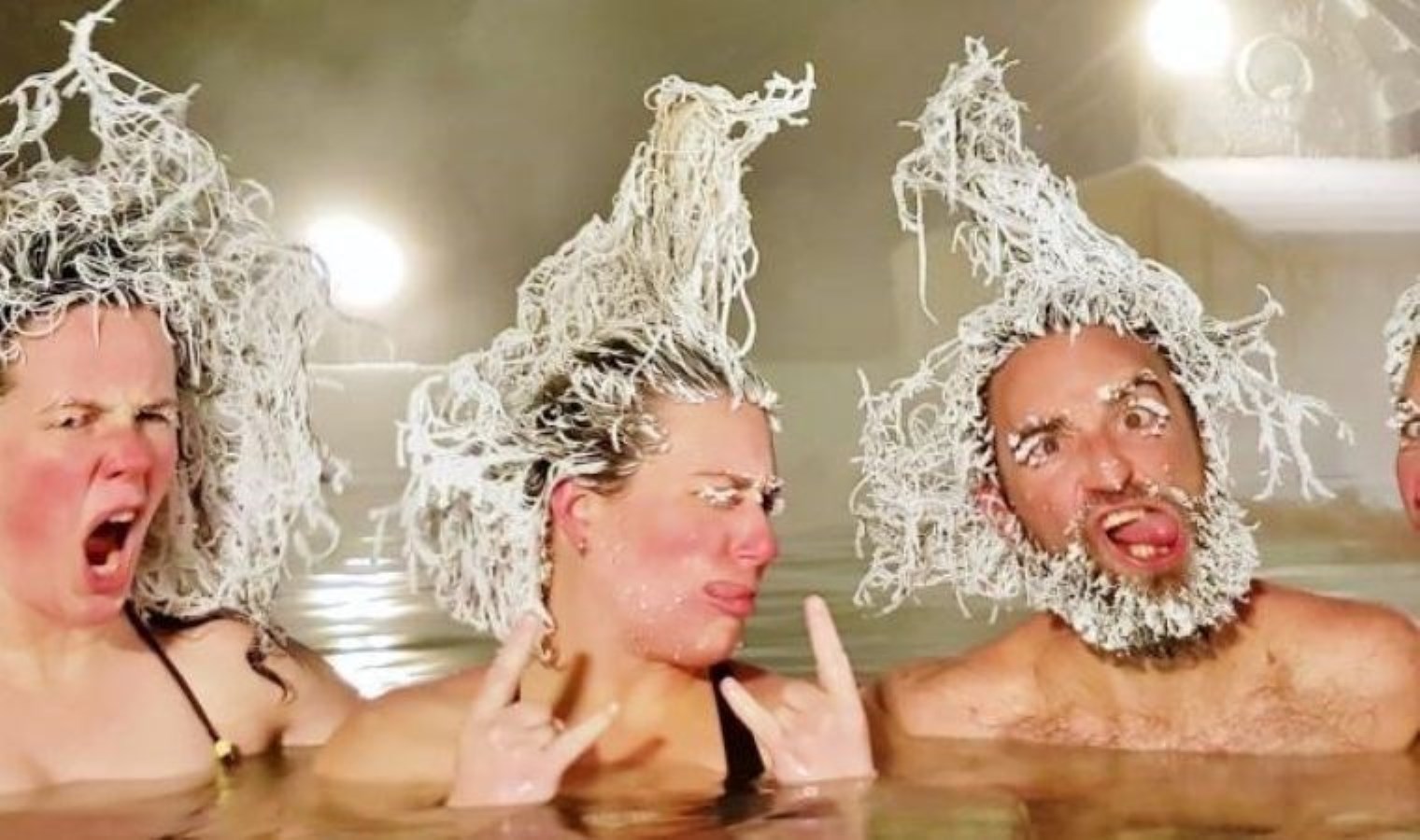 İlginç yarışma: Eksi 20 derecede saçlarını donduruyorlar