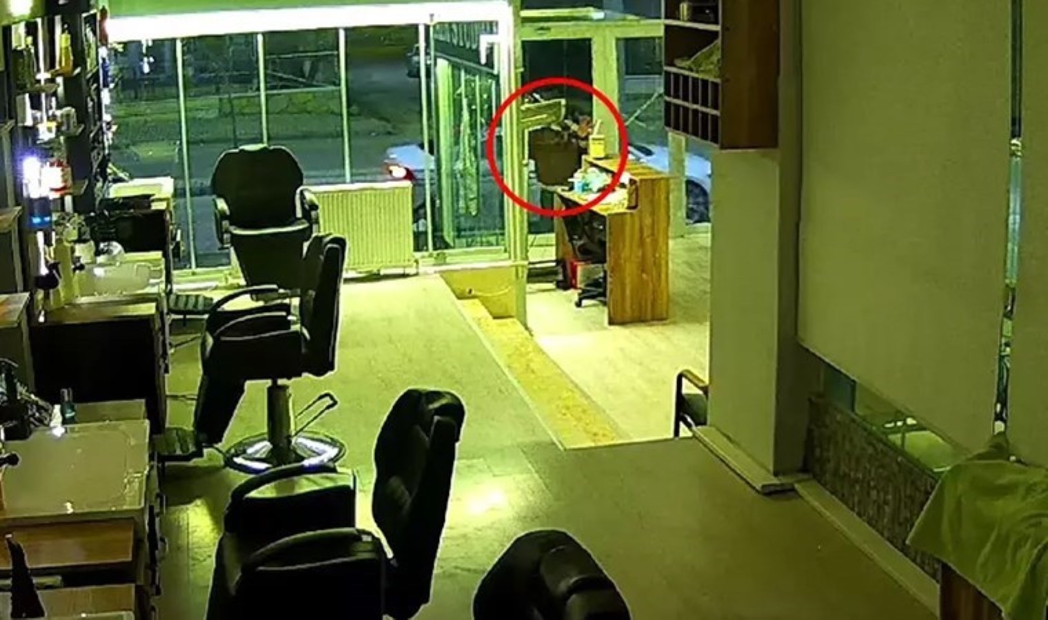 Isparta’da kuaföre saldırı: Kapısını tekmeleyip, taşla camını kırdılar!