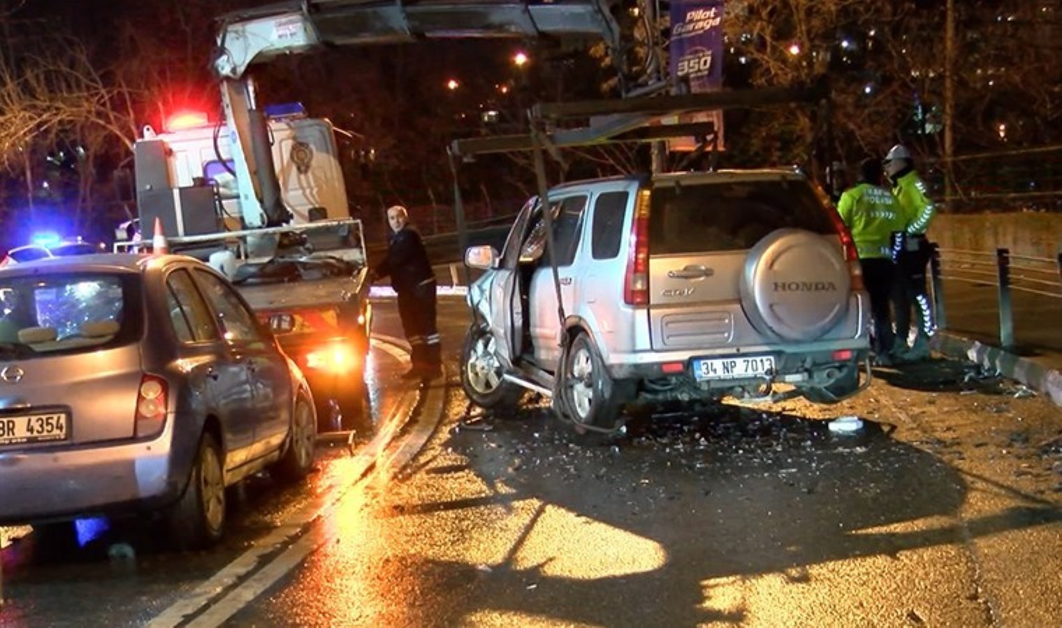 İstanbul Sarıyer’de otomobil ve cip kafa kafaya çarpıştı: Yaralılar var!