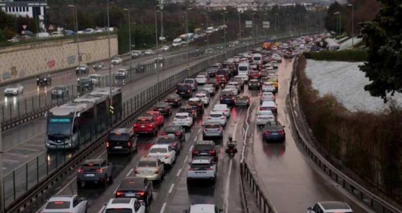 İstanbul trafiğinde kar yağışı yoğunluğu!