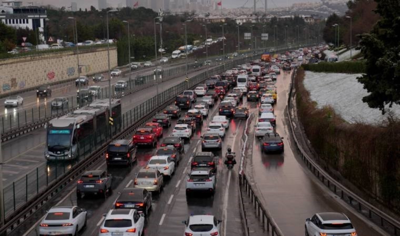 İstanbul trafiğinde kar yağışı yoğunluğu!