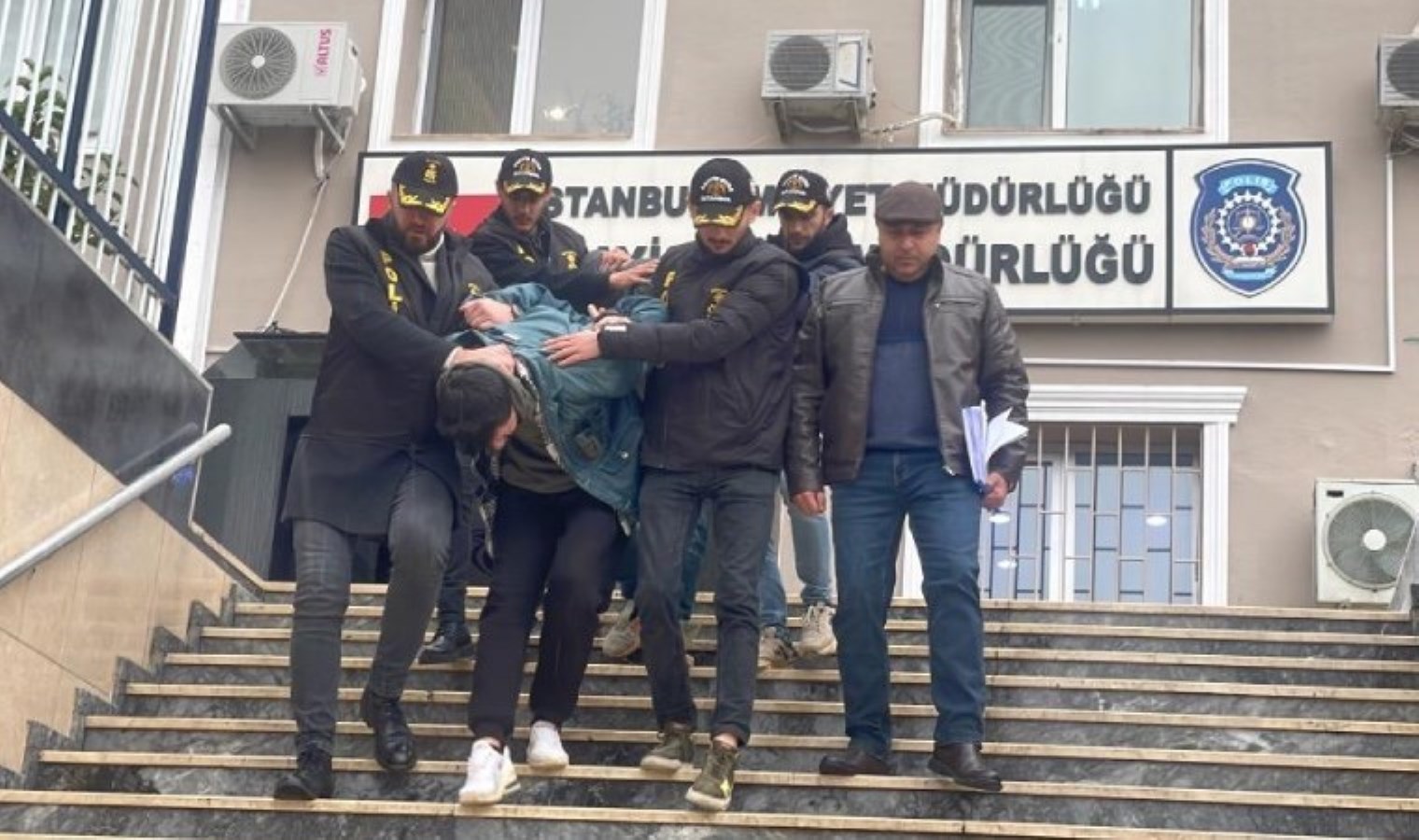 İstanbul’da binanın çatı katında cinayet: Hiçbir şey söylemeden yerinden kalkarak bıçakladı