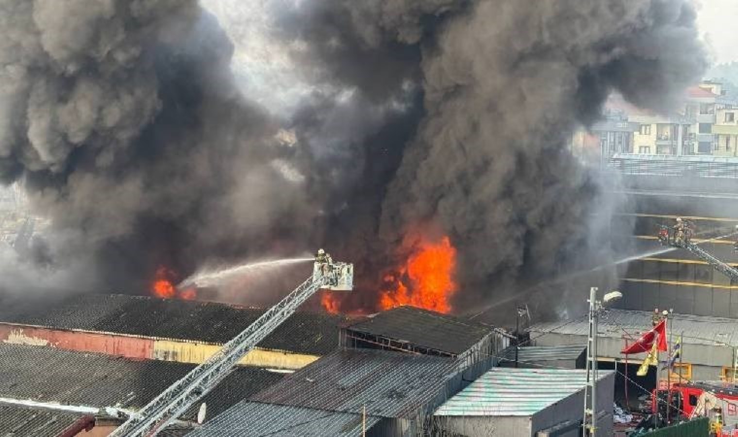 İstanbul’da büyük fabrika yangını… Ekipler müdahale ediyor!
