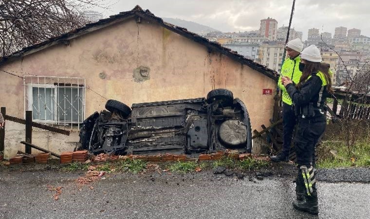 İstanbul’da cip evin bahçesine uçtu: 1 yaralı!