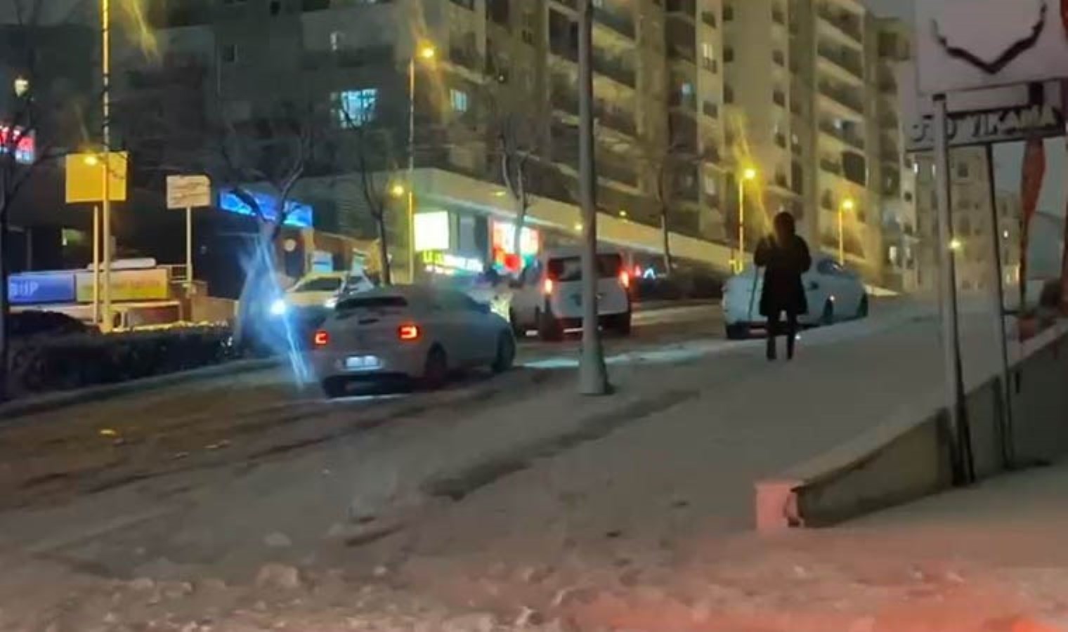 İstanbul’da ‘kar’ manzaraları: Araçlar yollarda kaldı!