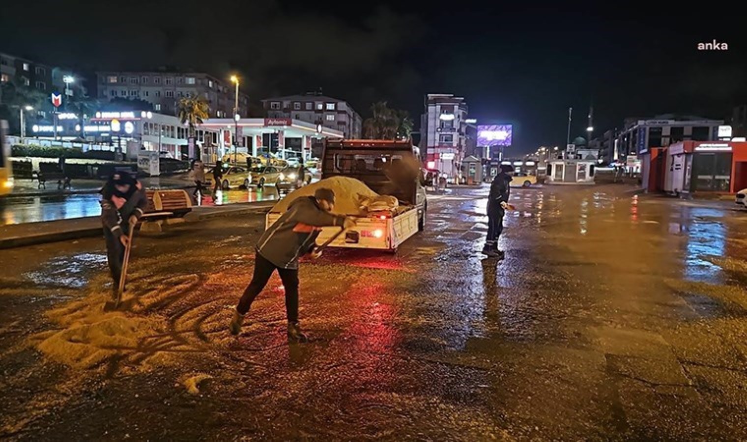 İstanbul’da kar mesaisi: İBB ekipleri sabaha kadar çalıştı