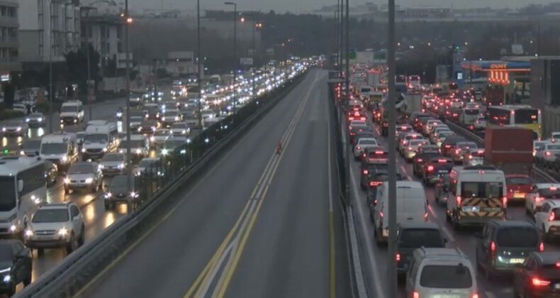 İstanbul’da kar trafiği: Yoğunluk yüzde 80’e ulaştı