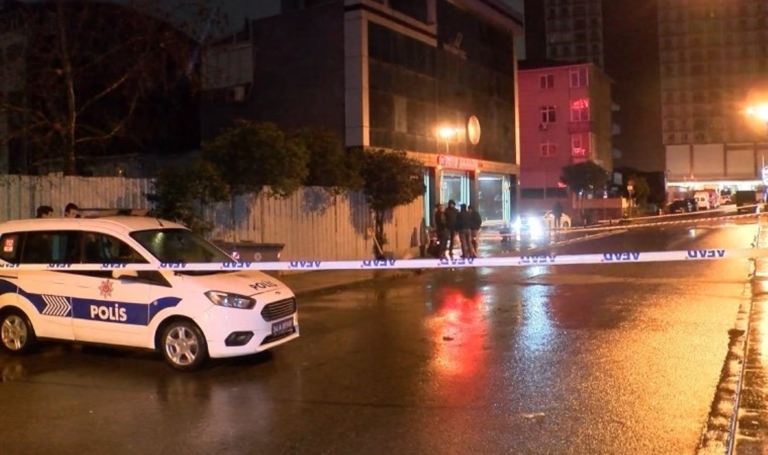 İstanbul’da kolonlarından ses gelen 4 katlı bina tahliye edildi: Yol trafiğe kapatıldı