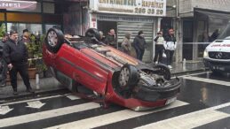 İstanbul’da korkutan anlar… Park halindeki araçlara çarpıp takla attı