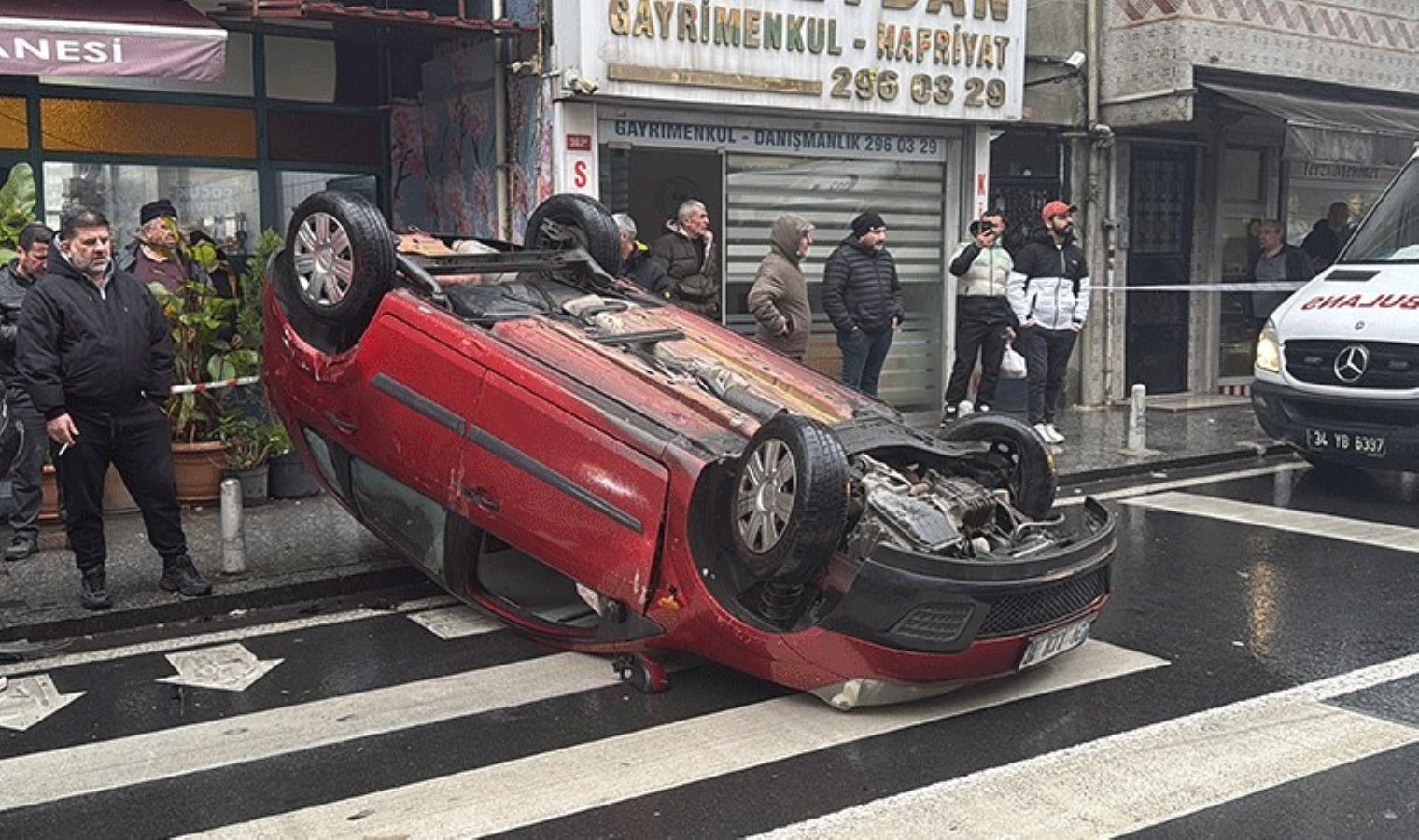 İstanbul’da korkutan anlar… Park halindeki araçlara çarpıp takla attı
