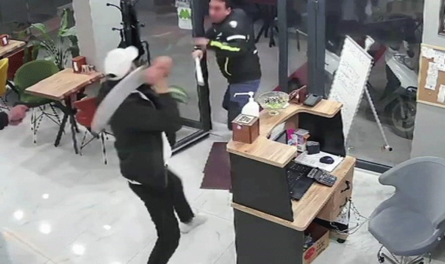 İstanbul’da lokantada dehşet anları: Pala ve silahla baskın yaptılar!