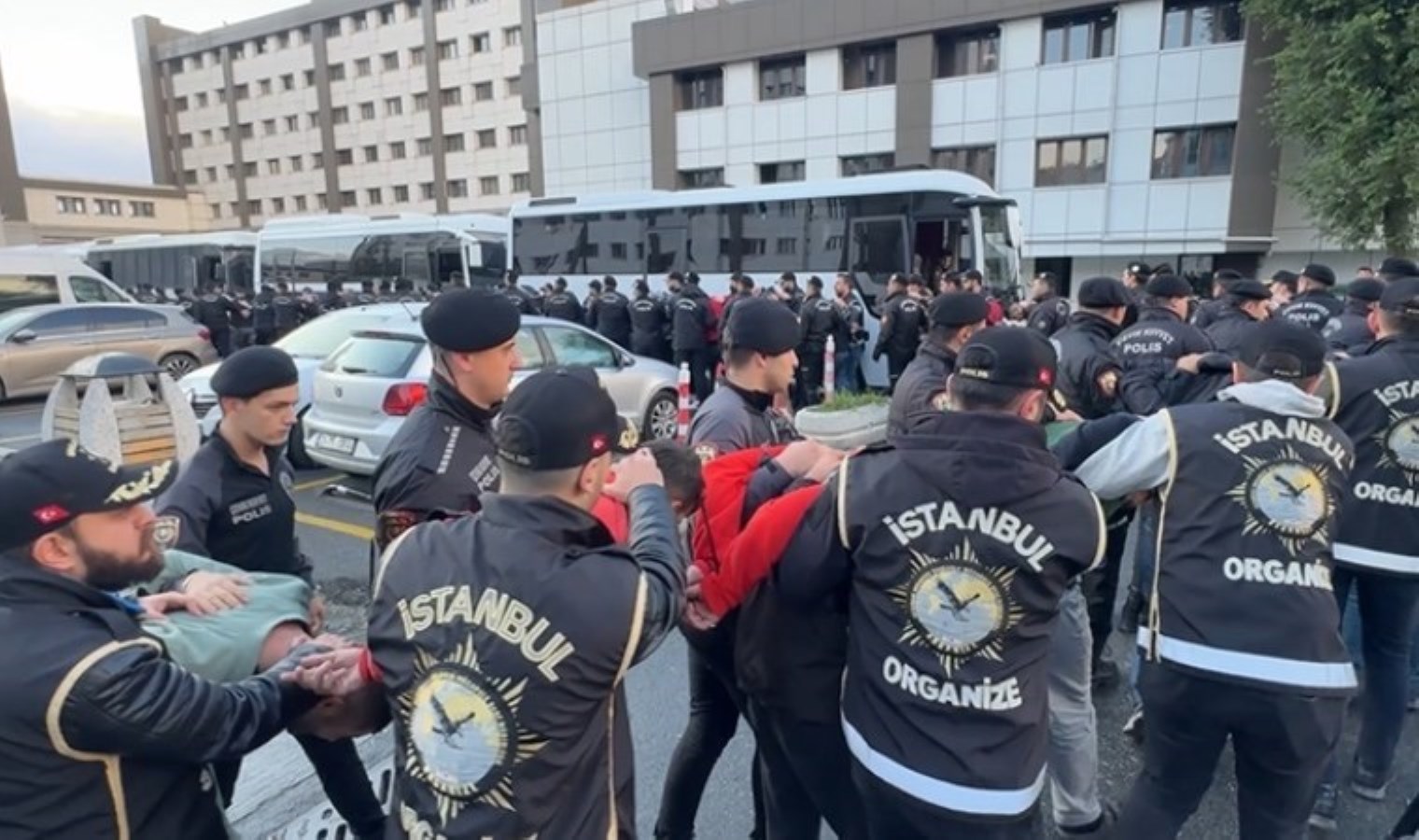 İstanbul’da milyonlarca liralık vurgun yapan suç örgütüne operasyon: 30 kişi tutuklandı