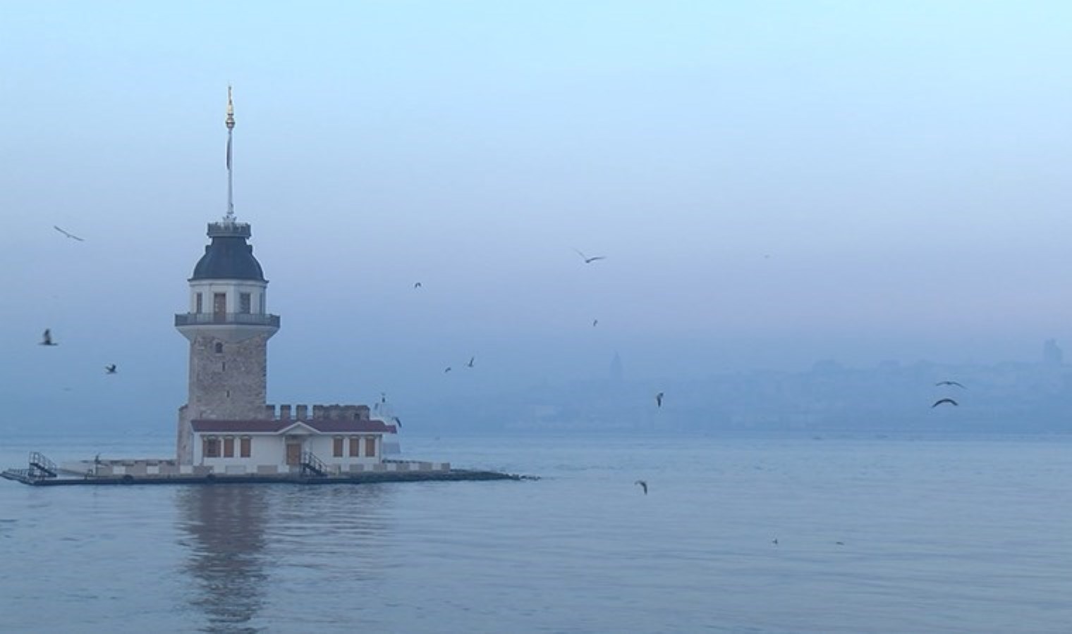 İstanbul’da ‘sis’ etkisi: Kartpostallık görüntüler oluştu