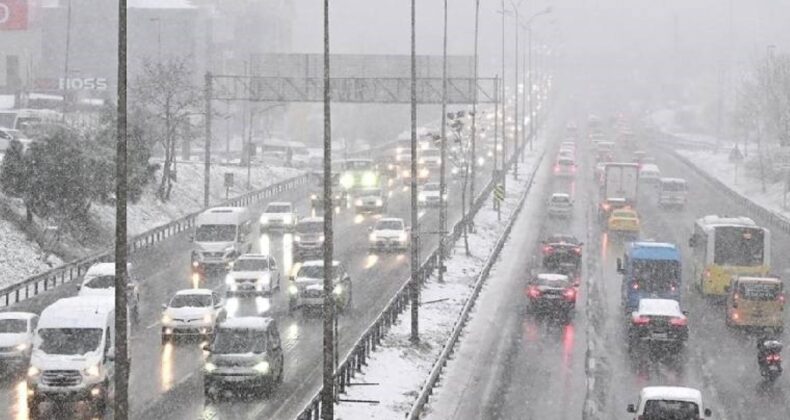 İstanbul’da ulaşıma kar etkisi: Trafik durma noktasına geldi